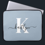 Elegant Dusty Blue Script Monogram Laptop Sleeve<br><div class="desc">Deze eenvoudige,  elegante 15-inch stoffige blauwe laptophoes met uw voornaam in een trendy scriptlettertype in zwart en uw eerste initiaal in een modern petten lettertype in wit is ideaal voor u. Het is stijlvol en trendy en toch zeer klassiek. Het is uniek - net als jij!</div>