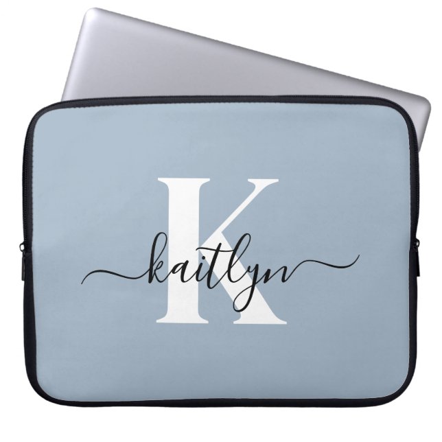 Elegant Dusty Blue Script Monogram Laptop Sleeve (Voorkant)