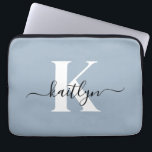 Elegant Dusty Blue Script Monogram Laptop Sleeve<br><div class="desc">Deze eenvoudige,  elegante,  stoffige blauwe 13-inch laptophoes met uw voornaam in een trendy scriptlettertype in zwart en uw eerste initiaal in een modern petten lettertype in wit is ideaal voor u. Het is stijlvol en trendy en toch zeer klassiek. Het is uniek - net als jij!</div>