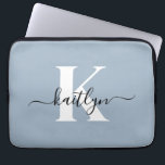 Elegant Dusty Blue Script Monogram Laptop Sleeve<br><div class="desc">Deze eenvoudige,  elegante,  stoffige blauwe 13-inch laptophoes met uw voornaam in een trendy scriptlettertype in zwart en uw eerste initiaal in een modern petten lettertype in wit is ideaal voor u. Het is stijlvol en trendy en toch zeer klassiek. Het is uniek - net als jij!</div>