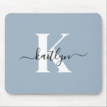 Elegant Dusty Blue Script Monogram Muismat<br><div class="desc">Deze eenvoudige, elegante, stoffige blauwe mousepad met uw voornaam in een trendy scriptlettertype in zwart en uw eerste initiaal in een modern petten lettertype in wit is ideaal voor uw kantoor/bureau. Het is stijlvol en trendy en toch zeer klassiek.</div>
