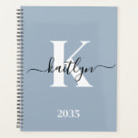 Elegant Dusty Blue Script Monogram Planner<br><div class="desc">Deze eenvoudige, elegante stoffige blauwe 8, 5 x 11 soft planner met je voornaam in een trendy script lettertype in zwart en je eerste initiaal in een modern petten lettertype in wit is ideaal voor jou. Het is stijlvol en trendy en toch zeer klassiek. Het maakt het houden van afspraken,...</div>