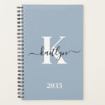 Elegant Dusty Blue Script Monogram Planner<br><div class="desc">Deze eenvoudige, elegante, stoffige blauwe 5, 5 x 8, 5 soft planner met je voornaam in een trendy scriptlettertype in zwart en je eerste initiaal in een modern petten lettertype in wit is ideaal voor jou. Het is stijlvol en trendy en toch zeer klassiek. Het maakt het houden van afspraken,...</div>