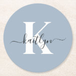 Elegant Dusty Blue Script Monogram Ronde Kartonnen Onderzetter<br><div class="desc">Deze eenvoudige, elegante, stoffige blauwe ronde papieren onderzetters met uw voornaam in een trendy schrift in zwart en uw eerste initiaal in een modern petten lettertype in wit zijn ideaal om uw tafels en tellers vrij te houden van waterringen. Ze absorberen druppels, zodat u zich geen zorgen hoeft te maken...</div>