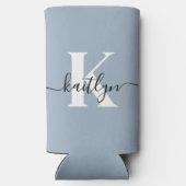 Elegant Dusty Blue Script Monogram Seltzer Blikjeskoeler (Achterkant)