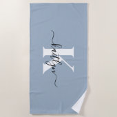 Elegant Dusty Blue Script Monogram Strandlaken (Voorkant)