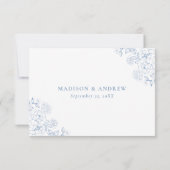 Elegant Dusty Blue Victorian Floral Wedding RSVP Kaartje (Achterkant)