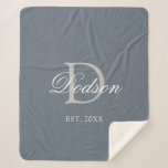 Elegant Dusty Blue Vormed Wedding Monogram Sherpa Deken<br><div class="desc">Elegant Dusty Blue Vast Wedding Monogram Sherpa BlanketOntworpen met aanpasbare, stoffige blauwe achtergrond en licht grijs monogram initiaal op het centrum. Gepersonaliseerd met de achternaam van het paar in het klastige witte schrijven van het calligrafiekmanuscript en het gevestigde jaar is op lager voorcentrum. Het maakt een geweldig idee van huishouden...</div>