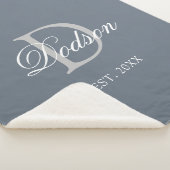 Elegant Dusty Blue Vormed Wedding Monogram Sherpa Deken (3/4)