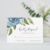 Elegant Dusty Blue Waterverf Floral Wedding RSVP Kaartje (Staand voorkant)