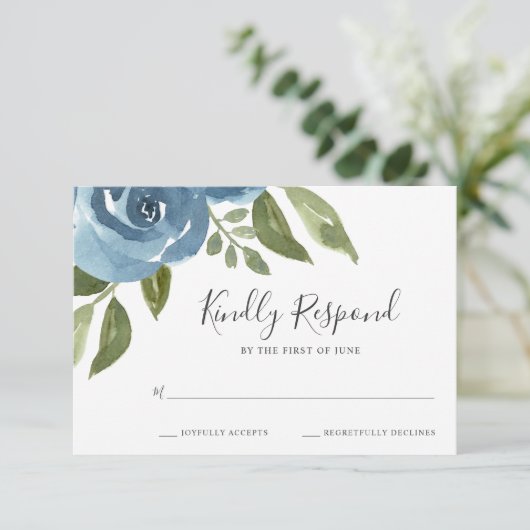 Elegant Dusty Blue Waterverf Floral Wedding RSVP Kaartje (Staand voorkant)