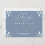 Elegant Dusty Blue Wedding Rehearsal Dinner Kaart<br><div class="desc">Deze elegante, stoffige blauwe trouwrepetities zijn perfect voor een klassiek, gesofisticeerd trouwthema. Het ontwerp kenmerkt een lijst dat met elegante kalligrafie en klassieke teksten in paren wordt gerangschikt. De achterkant heeft de initialen van het stel samen met een gastheer per lijn om de gastheren van het repetitieve diner te eren...</div>