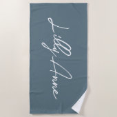 Elegant Dusty Blue White Trendy Script Name Strandlaken (Voorkant)