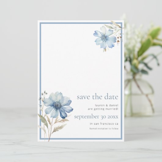 Elegant Dusty Blue Wildflower QR Code Bruiloft Save The Date (Staand voorkant)