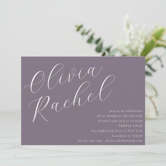 Elegant Dusty Paarse Script Minimal Bat Mitzvah Kaart (Staand voorkant)
