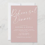 Elegant Dusty Pink Calligraphy Rehearsal Dinner Kaart<br><div class="desc">Dit elegante en minimalistische ontwerp kenmerkt de woorden Rehearsal Dinner in een modern kalligrafiemanuscript tegen een stoffige roze achtergrond,  en een botanische maankruit op de rug van de kaart. Pas eenvoudig belangrijke informatie aan,  evenals de initialen van uw monogram. Het zal prachtig paren met elk modern trouwthema.</div>