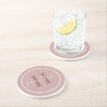 Elegant Dusty Roos Custom Monogram Initiaal Zandsteen Onderzetter<br><div class="desc">Het Elegant ronde gepersonaliseerde ontwerp van het onderzetter van de drink van de drank kenmerkt een klassiek initiaal van de douanesusserif in dusty roos met uw familienaam in modern wit calligrafiemanuscript tegen een lichte mauve/stoffige roze achtergrond van het roos. Een eenvoudige witte cirkel lijst het ontwerp. Het kleurenschema kan worden...</div>