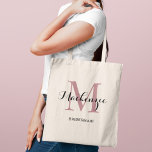 Elegant Dusty Roos Custom Wedding Bridesmaid Name Tote Bag<br><div class="desc">De elegante canvas tas van de douanebruiloft kenmerkt een gepersonaliseerd monogram typografie ontwerp met de moderne naam van het kalligrafische manuscript en het initiaal van het serif monogram in dusty roos/bruusroze en zwarte kleuren. Omvat douanetekst voor een bruidspartijtitel zoals "BRIDESMAID"of andere aangewezen formulering.</div>