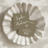 Elegant Earthy Olive Script Bow       Vierkante Visitekaartje