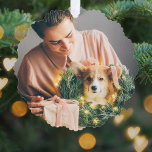 Elegant Eenvoudig Kerstfeest | Moderne minimale fo Ornament Kaart<br><div class="desc">Een stijlvol ornament met een minimale kerstboomfotovakantie met klassieke typografie "Kerst vrolijk" in het zwart op een eenvoudige, minimalistische witte achtergrond. De foto, de vakantiegroet en de naam kunnen gemakkelijk voor een persoonlijke aanraking worden aangepast. Een eenvoudig, minimalistisch en hedendaags kerstontwerp om dit vakantieseizoen te weerstaan! Het getoonde afbeelding is...</div>