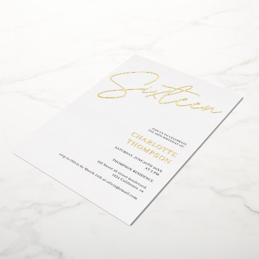 Elegant, eenvoudig, modern, wit Sweet 16 goud Folie Uitnodiging (Gedraaid)