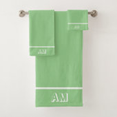 Elegant Eenvoudig Wit Monogram op Groen Bad Handdoek (Insitu)
