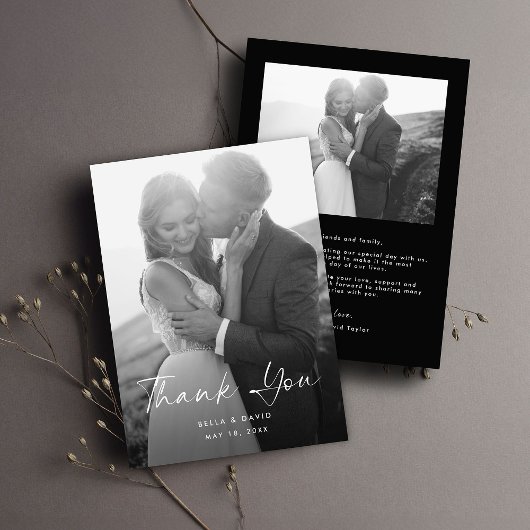 Elegant Eenvoudig Zwart Wit Script Foto Bruiloft Bedankkaart