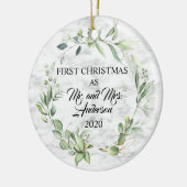 Elegant Eerste Kerstfeest Gehuwd met Greenery Marb Keramisch Ornament (Links)