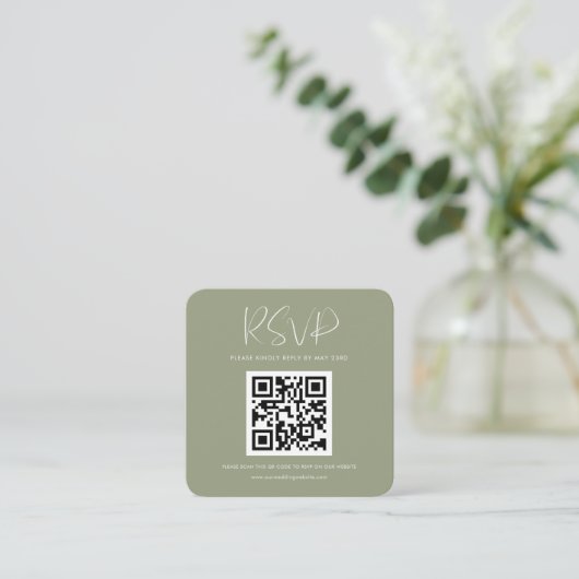Elegant en modern Sage Green QR code RSVP respons Informatiekaartje (Staand voorkant)