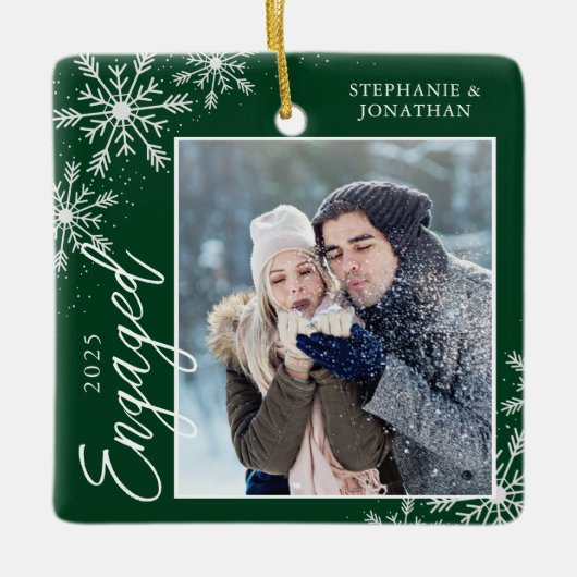 Elegant Engaged kerst Snowflakes Green Keramisch Ornament (Voorkant)