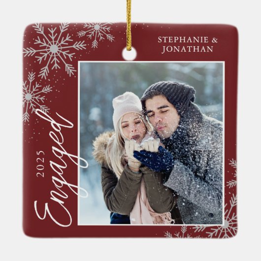 Elegant Engaged kerst Snowflakes Red Keramisch Ornament (Achterkant)