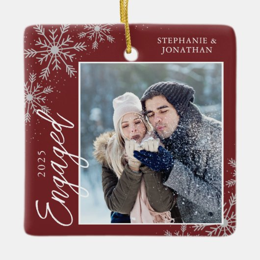 Elegant Engaged kerst Snowflakes Red Keramisch Ornament (Voorkant)