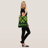 Elegant erwtengroen Plaid Monogram Canvas tas (Op model)