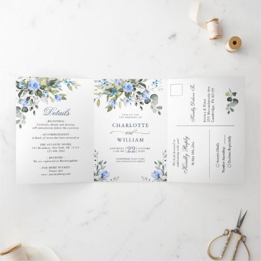 Elegant Eucalyptus Blue Rozen Greenery Wedding Drieluik Uitnodiging (Binnen)