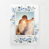 Elegant Eucalyptus Blue Rozen Greenery Wedding Drieluik Uitnodiging (Cover)