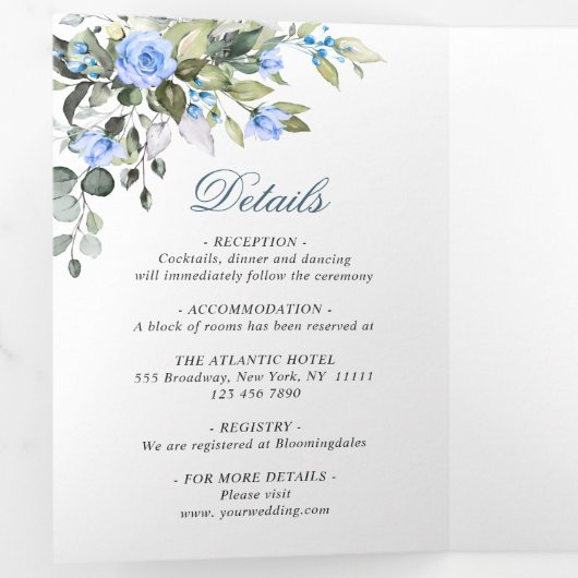 Elegant Eucalyptus Blue Rozen Greenery Wedding Drieluik Uitnodiging (Binnenzijde eerst)