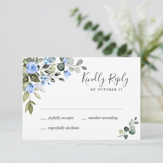 Elegant Eucalyptus Blue Rozen Weddenschap RSVP Kaartje (Staand voorkant)