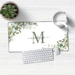 Elegant Eucalyptus Botanische monogram Bureaumat<br><div class="desc">Elegante Eucalyptus Botanical Monogram Desk Mat Muismat met onze heerlijke salie eucalyptus groen en moderne typografie voor uw monogram. Gemakkelijk aan te passen met uw informatie voor een gewoon heerlijk oplader pad. Neem contact met ons op via cedarandstring@gmail.com als u hulp nodig hebt bij het ontwerp of de bijbehorende producten....</div>
