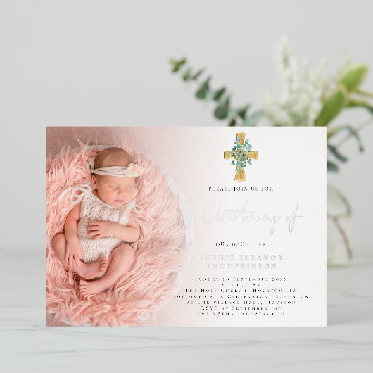 Elegant Eucalyptus Cross Foto Christening Real Folie Uitnodiging (Staand Voorkant)