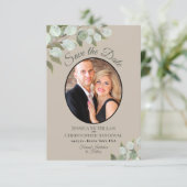 Elegant Eucalyptus Greenery & Photo Tan Wedding Save The Date (Staand voorkant)