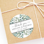 Elegant Eucalyptus Greenery Wedding Bedankt Ronde Sticker<br><div class="desc">Stickers met een elegante bruidsschat zijn ontworpen met een moderne organische stijl, waarbij horizontale strepen worden gecombineerd met een botanische groene loof en prachtige zwart-witte typografie. Het groene ontwerp van de waterverf omvat eucalyptus, bladeren en eucalyptustakken in zacht groene tinten, groen, olijf en gedempt blauw groen. Ideaal voor een lente-...</div>