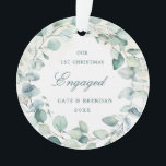 Elegant Eucalyptus Greenery Wreath Engaged Photo Ornament<br><div class="desc">Elegant acryl ornament met een krans bestaande uit eucalyptusbladeren en groen met een vleugje blauw met "Our First Christmas Engaged" samen met uw namen en jaar in donkergroen over een pastel waterverf wassen. De achterkant heeft je favoriete verloving foto. Dit rustieke, botanische ornament is ook een geweldig cadeau voor een...</div>