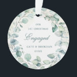 Elegant Eucalyptus Greenery Wreath Engaged Photo Ornament<br><div class="desc">Elegant acryl ornament met een krans bestaande uit eucalyptusbladeren en groen met een vleugje blauw met "Our First Christmas Engaged" samen met uw namen en jaar in donkergroen over een pastel waterverf wassen. De achterkant heeft je favoriete verloving foto. Dit rustieke, botanische ornament is ook een geweldig cadeau voor een...</div>