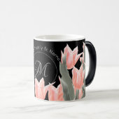 Elegant Family Name Monogram Peach Tulips Painting Magische Mok (Voorkant rechts)