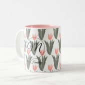 Elegant Family Name Monogram Peach Tulips Painting Tweekleurige Koffiemok (Voorkant links)
