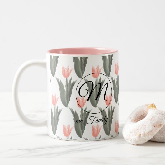 Elegant Family Name Monogram Peach Tulips Painting Tweekleurige Koffiemok (Met donut)