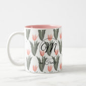 Elegant Family Name Monogram Peach Tulips Painting Tweekleurige Koffiemok (Links)