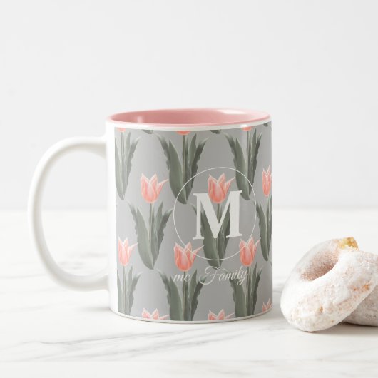 Elegant Family Name Monogram Peach Tulips Painting Tweekleurige Koffiemok (Met donut)