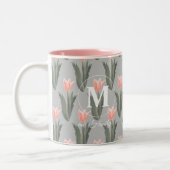 Elegant Family Name Monogram Peach Tulips Painting Tweekleurige Koffiemok (Links)