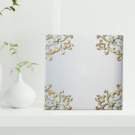 Elegant Fancy Gold  Baroque Filigree Border Tegeltje<br><div class="desc">Een prachtige decoratieve keramische tegel, die elegantie uitstraalt door een boeiend ontwerp. Een verfijnde faux gouden rand siert sierlijk de periferie, delicaat geaccentueerd door fascinerende turquoise edelstenen. Deze tegel is geplaatst tegen een glanzend zilveren metallic achtergrond en straalt tijdloze allure uit, waardoor het een perfecte aanvulling is op je decor....</div>